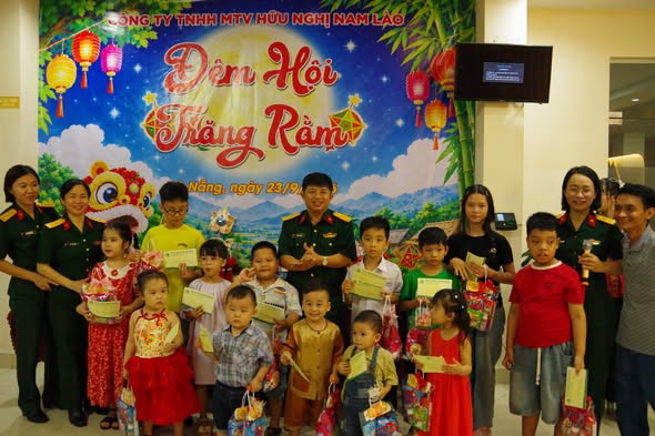 CÔNG TY TNHH MTV HỮU NGHỊ NAM LÀO TỔ CHỨC “ĐÊM HỘI TRĂNG RẰM” CHO CÁC CHÁU THIẾU NHI 